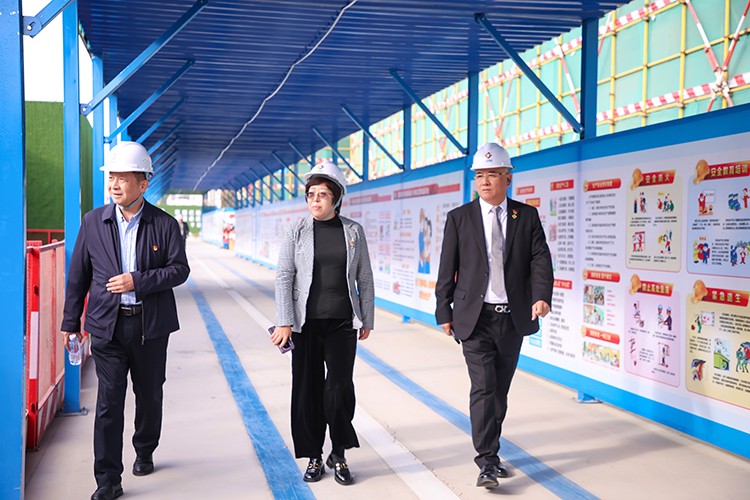 乘勢而上，喜封金頂｜東莞先進(jìn)技術(shù)產(chǎn)業(yè)創(chuàng)新中心封頂儀式圓滿舉行！