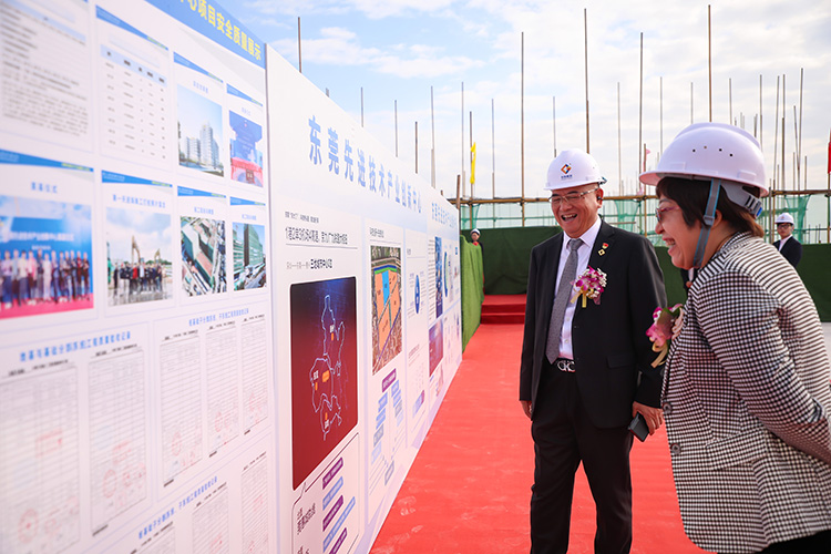 乘勢而上，喜封金頂｜東莞先進(jìn)技術(shù)產(chǎn)業(yè)創(chuàng)新中心封頂儀式圓滿舉行！