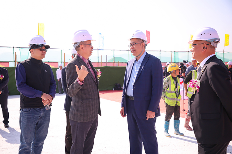 乘勢而上，喜封金頂｜東莞先進(jìn)技術(shù)產(chǎn)業(yè)創(chuàng)新中心封頂儀式圓滿舉行！